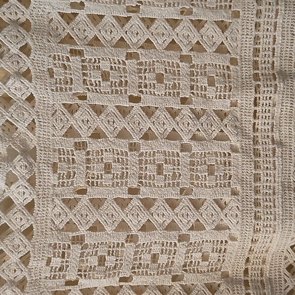 Ladies boutique style cream overlay, size medium, beautiful lace cut - Picture 3 of 5